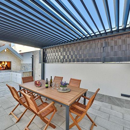 Luxury Apartment Pia With Swimming Pool And Grill โตรกีร์ ภายนอก รูปภาพ