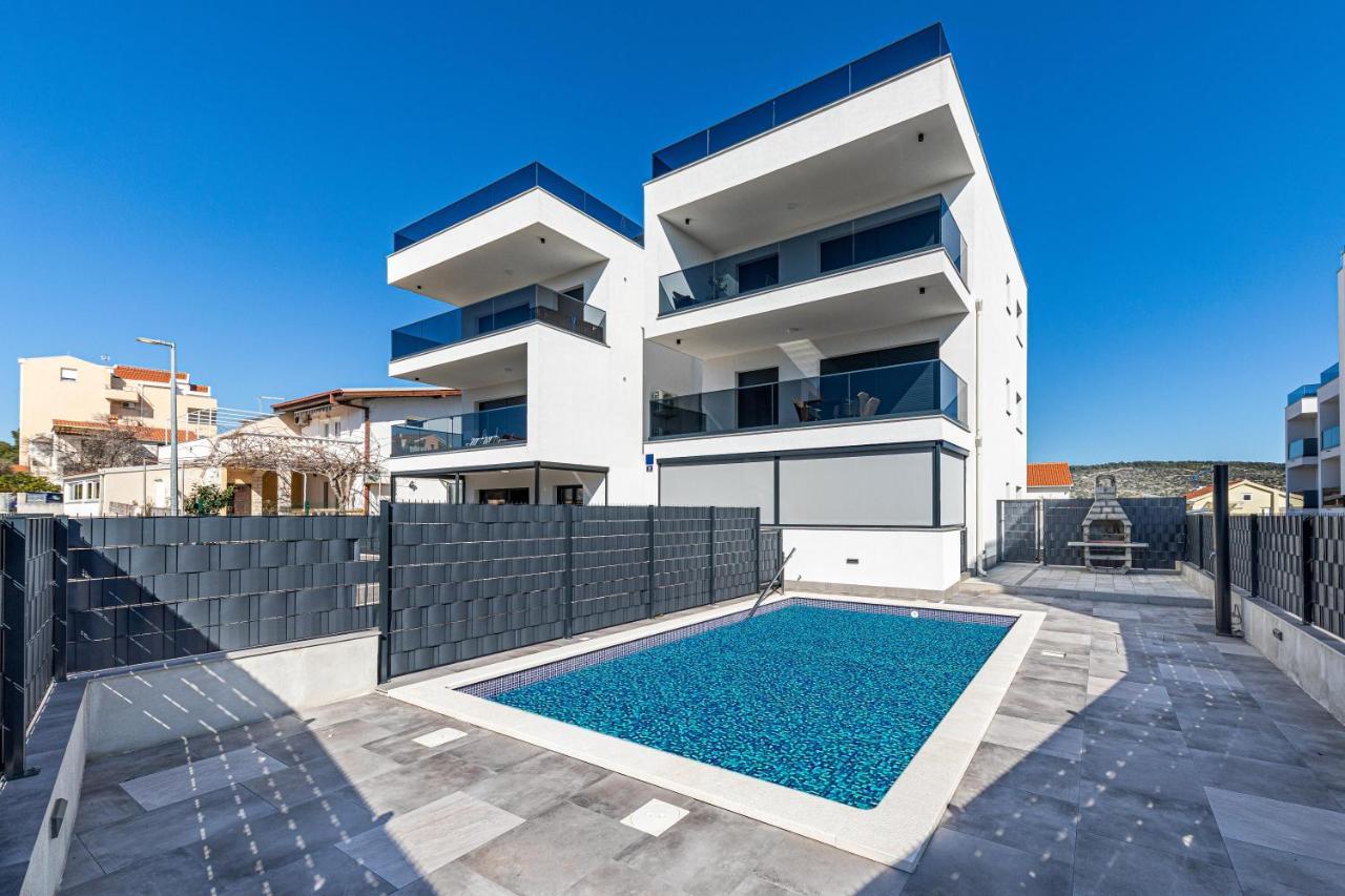 Luxury Apartment Pia With Swimming Pool And Grill โตรกีร์ ภายนอก รูปภาพ