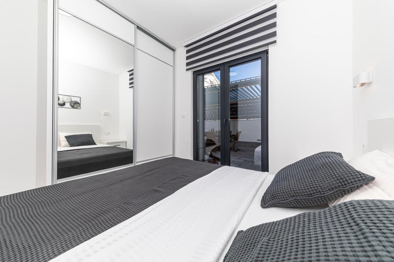 Luxury Apartment Pia With Swimming Pool And Grill โตรกีร์ ภายนอก รูปภาพ