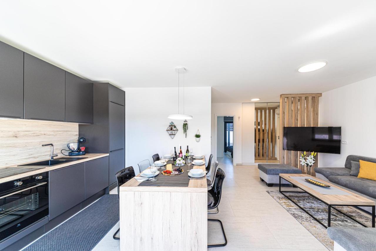Luxury Apartment Pia With Swimming Pool And Grill โตรกีร์ ภายนอก รูปภาพ