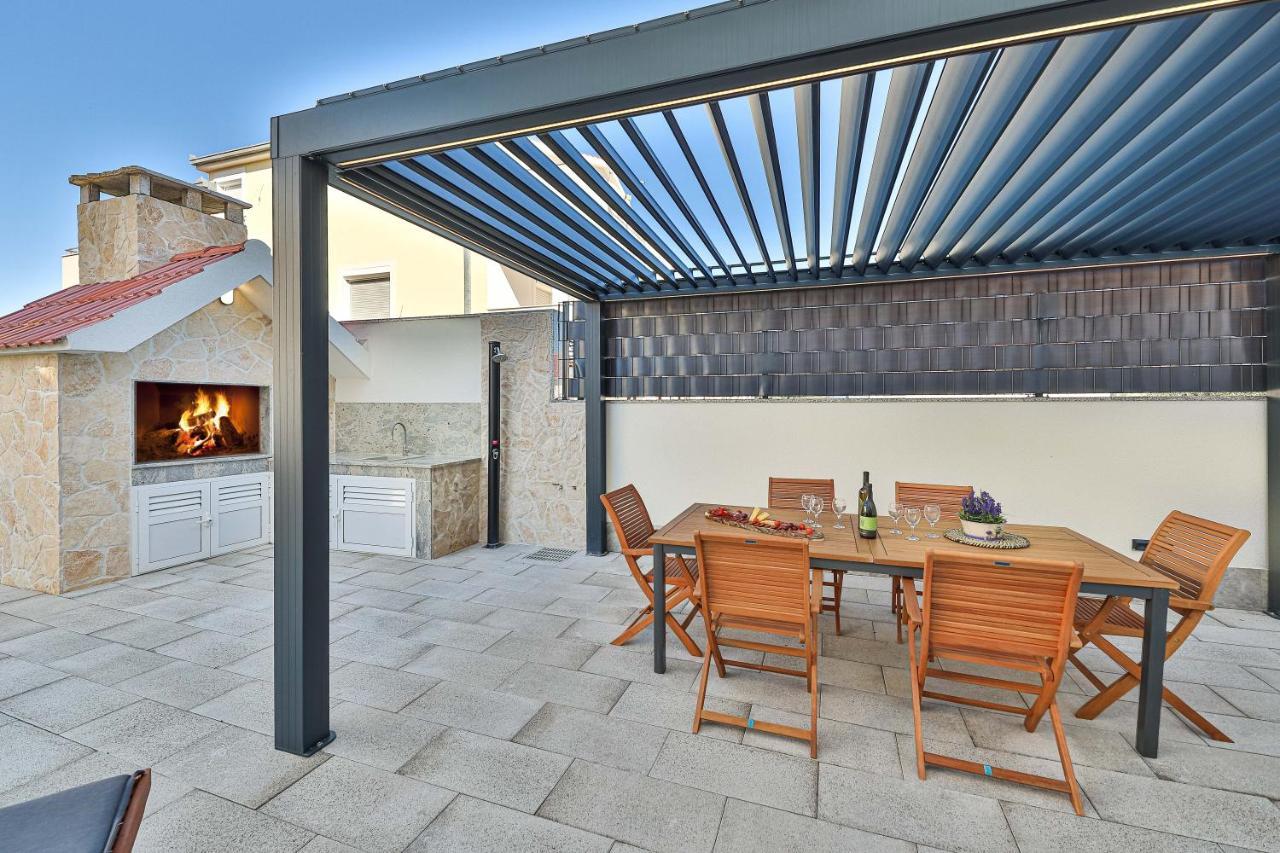 Luxury Apartment Pia With Swimming Pool And Grill โตรกีร์ ภายนอก รูปภาพ
