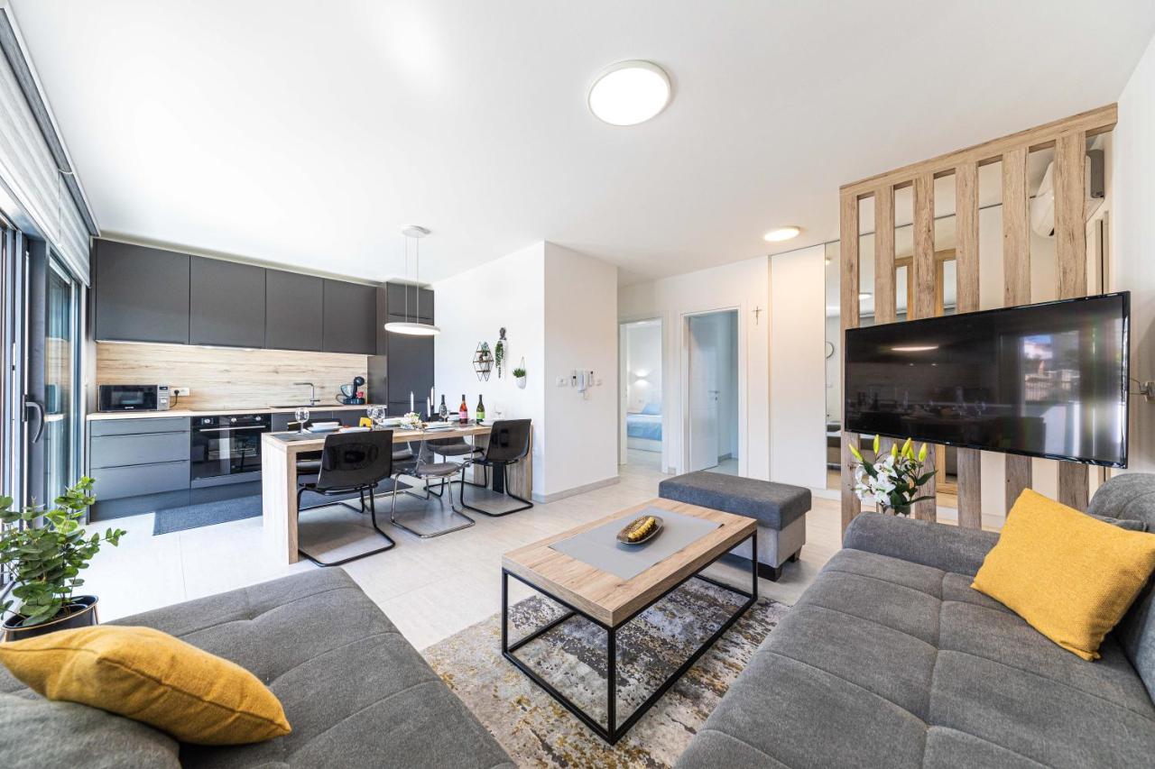 Luxury Apartment Pia With Swimming Pool And Grill โตรกีร์ ภายนอก รูปภาพ