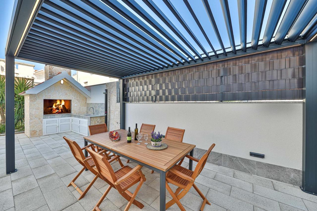 Luxury Apartment Pia With Swimming Pool And Grill โตรกีร์ ภายนอก รูปภาพ