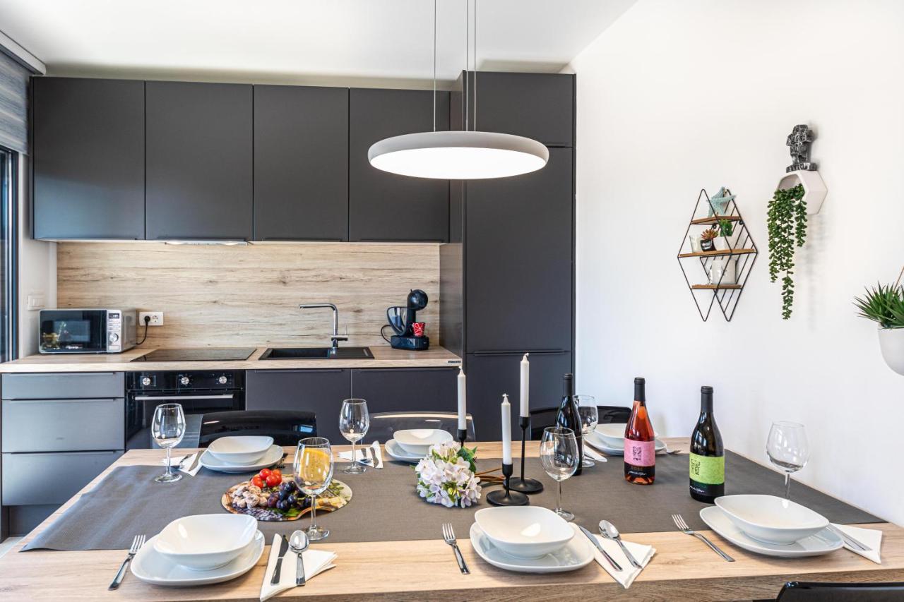 Luxury Apartment Pia With Swimming Pool And Grill โตรกีร์ ภายนอก รูปภาพ